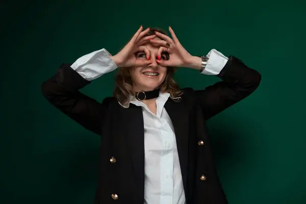 Kvinne Vist Danne Hjerteform Med Hendene Mot Nøytral Bakgrunn Hun – stockfoto