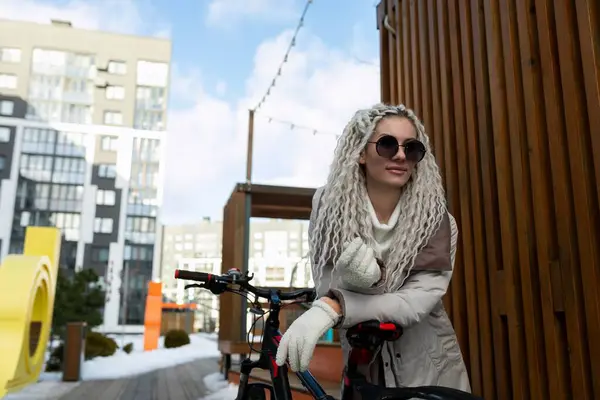 Una Mujer Que Lleva Abrigo Blanco Gafas Sol Está Pie —  Fotos de Stock