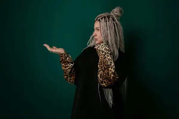 Жінка Світлим Волоссям Одягнена Стильний Піджак Леопардів Вона Стоїть Впевнено — стокове фото
