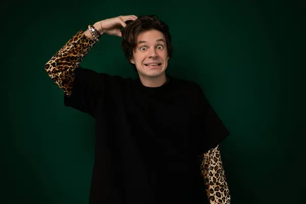 Mann Vist Iført Svart Skjorte Med Leopard Trykkhylse Mansjett Antrekk – stockfoto
