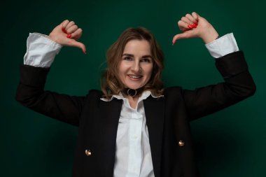 Kutlama ya da zafer jesti yapmak için ellerini başının üstüne kaldırmış bir kadın. Hareketlerinde enerjik ve anlamlı görünüyor..