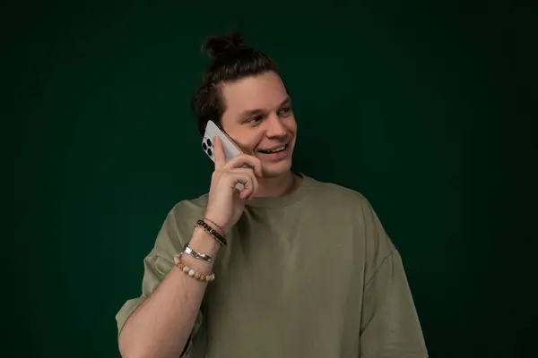 Hombre Mediana Edad Está Parado Aire Libre Hablando Por Teléfono — Foto de Stock