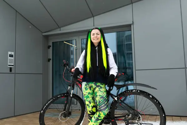 Una Mujer Cabello Castaño Medio Está Pie Junto Una Bicicleta — Foto de Stock