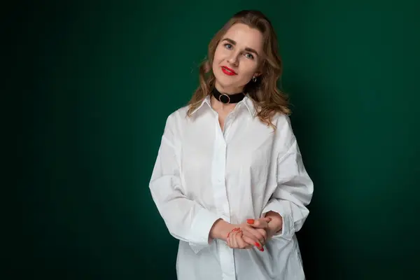 Eine Frau Weißen Hemd Posiert Mit Selbstbewusstem Gesichtsausdruck Für Ein — Stockfoto