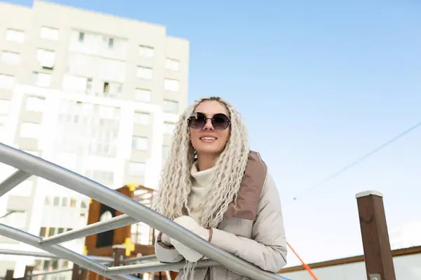 Eine Frau Steht Auf Einem Metallenen Geländer Luftiger Höhe Sie — Stockfoto
