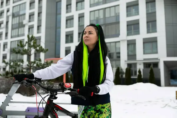 Yeşil Saçlı Bir Kadın Şehir Caddesinde Bir Bisikletin Yanında Duruyor — Stok fotoğraf