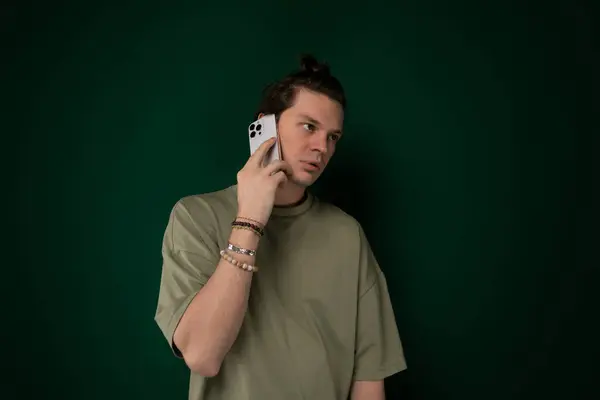 Mężczyzna Stoi Zewnątrz Rozmawia Przez Komórkę Trzyma Telefon Przy Uchu — Zdjęcie stockowe