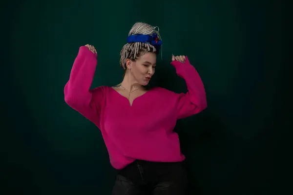 Eine Frau Steht Pinkfarbenen Pullover Und Schwarzer Hose Sie Hat — Stockfoto