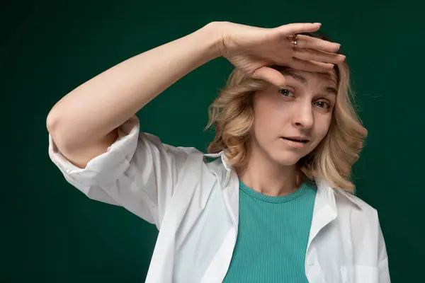 Een Vrouw Met Een Groen Overhemd Wordt Afgebeeld Met Haar — Stockfoto