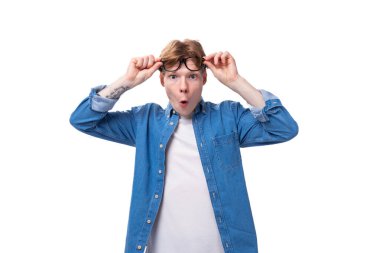 Mavi tişörtlü, beyaz tişörtlü, kırmızı saçlı genç bir Avrupalı 'nın portresi..