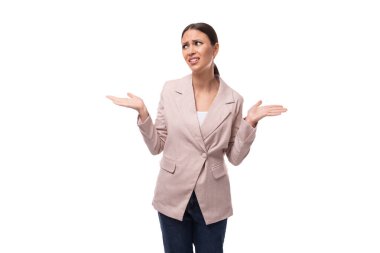 Genç, güzel bir iş kadını lideri at kuyruklu, bej ceketli, kuşkulu, omuz silkmiş..