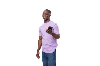 Eflatun tişörtlü genç Afrikalı adam akıllı telefon kullanıyor..