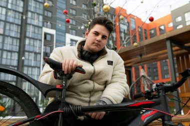 Bisiklet taşıyan genç Avrupalı adam.