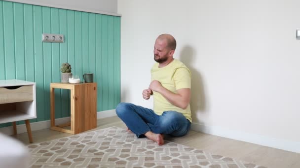 Hombre Calvo Con Atuendo Casual Involucra Una Práctica Yoga Enfocada — Vídeos de Stock