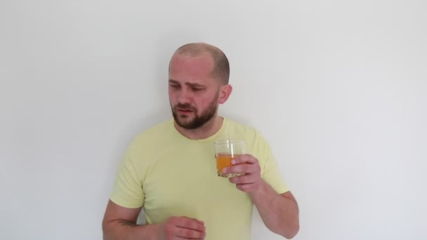 Uomo Calvo Vestito Con Una Shirt Gialla Casuale Assaggia Bicchiere — Video Stock