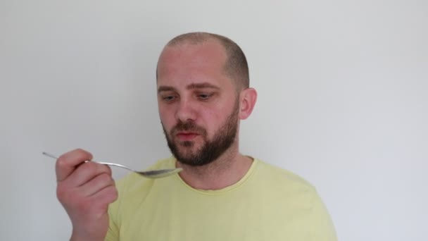 Uomo Con Barba Con Indosso Una Maglietta Gialla Casual Chiuso — Video Stock