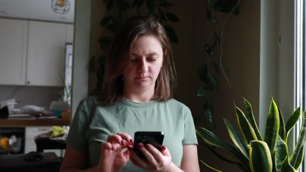 Женщина Держащая Руках Мобильный Телефон Появляется Сосредоточенной Экране Кажется Занята — стоковое видео
