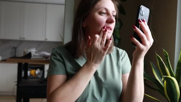 Günlük Yeşil Tişörtlü Genç Bir Kadın Akıllı Telefonuyla Meşgul Muhtemelen — Stok video