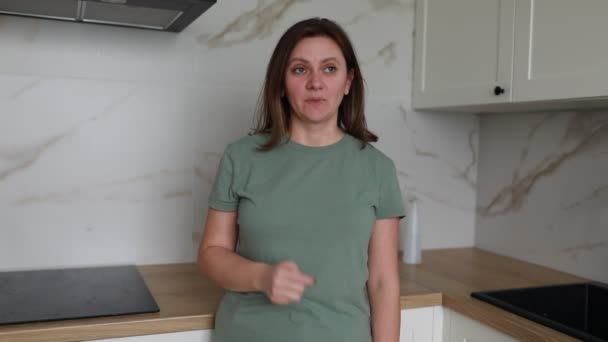 여성은 그녀의 지식을 활발하게 공유하여 갖추어진 현대적인 주방에서 미식가 기술을 — 비디오