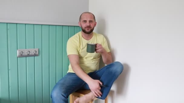 Ein Fokussierter Mann Einem Lässigen Gelben Hemd Und Blauen Jeans — Stockvideo