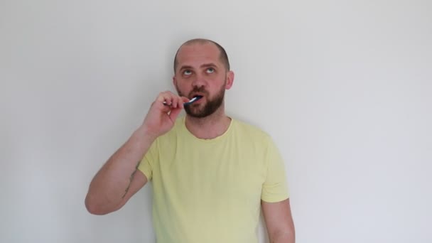Hombre Con Una Barba Corta Con Una Camiseta Amarilla Levanta — Vídeo de stock