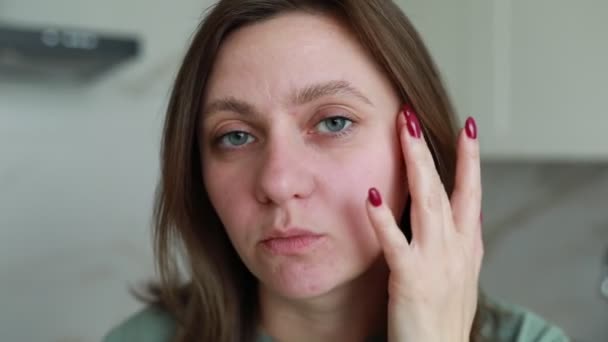 Une Jeune Femme Applique Doucement Crème Faciale Sur Région Sous — Video
