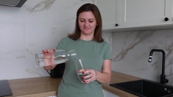 Neşeli Bir Kadın Aydınlık Modern Bir Mutfakta Duruyor Temiz Bir — Stok video