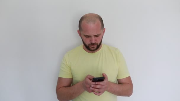 Homme Concentré Dans Shirt Jaune Décontracté Tient Debout Sur Fond — Video