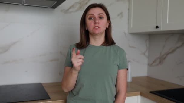 Düşünceli Bir Kadın Iyi Işıklandırılmış Çağdaş Bir Mutfakta Duruyor Bir — Stok video