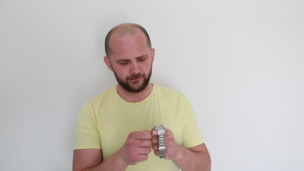 Ein Glatzköpfiger Mann Mit Leuchtend Gelbem Shirt Justiert Akribisch Die — Stockvideo