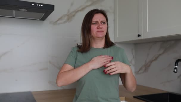 Dorosła Kobieta Stoi Współczesnej Kuchni Bolesnym Wyrazem Twarzy Ściskając Klatkę — Wideo stockowe
