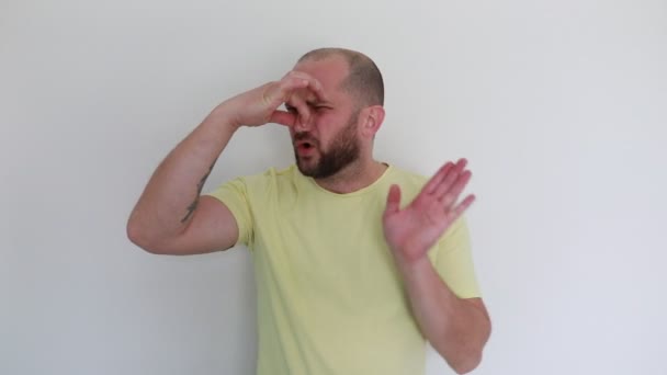 Een Kale Man Gekleed Een Casual Geel Shirt Staat Tegen — Stockvideo