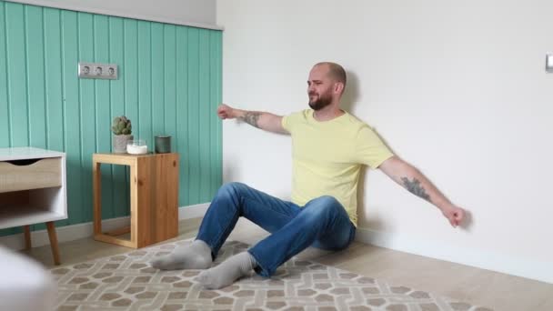 Een Kale Man Met Een Baard Tatoeages Bezig Met Een — Stockvideo