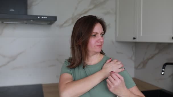 Una Mujer Joven Con Una Camiseta Verde Casual Siente Dolor — Vídeos de Stock