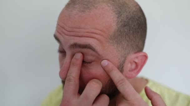 Ein Glatzköpfiger Mann Gelben Hemd Demonstriert Die Richtige Technik Zum — Stockvideo