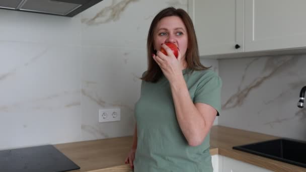 Una Mujer Sonriente Encuentra Una Cocina Contemporánea Con Encimeras Mármol — Vídeo de stock