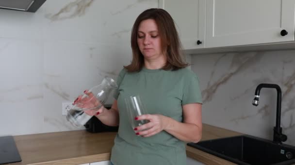 Bir Kadın Bardağı Temiz Bir Sürahide Bulunan Suyla Dolduruyor Mutfağının — Stok video