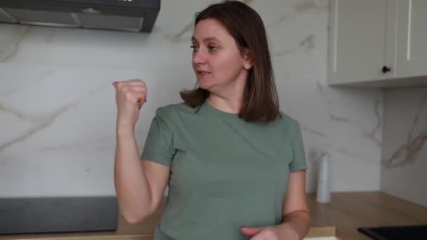 Жінка Стоїть Сучасній Кухні Мармуровим Спалахом Спини Серйозно Пояснюючи Здорові — стокове відео