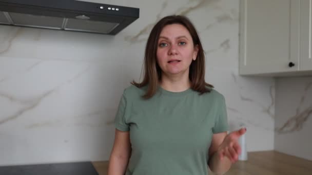 Bir Kadın Mermer Kaplamalı Aydınlık Modern Bir Mutfakta Duruyor Sevdiği — Stok video