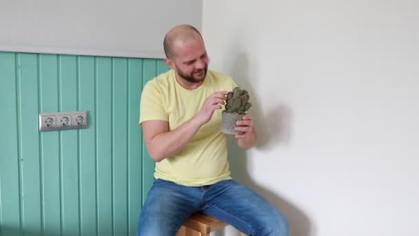 Hombre Alegre Sentado Taburete Madera Dentro Una Habitación Con Paredes — Vídeos de Stock