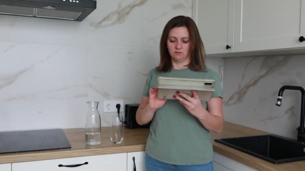 Uma Mulher Vista Uma Cozinha Segurando Tablet Suas Mãos Ela — Vídeo de Stock