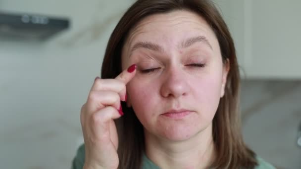 Kvinne Står Godt Opplyst Bad Plasserer Kontaktlinse Det Høyre Øyet – stockvideo