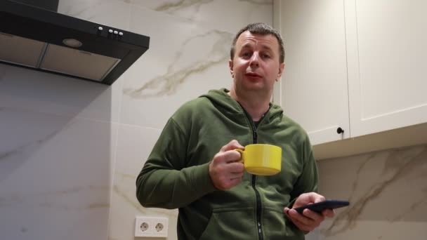 Homme Commence Journée Dans Une Cuisine Moderne Sirotant Café Une — Video