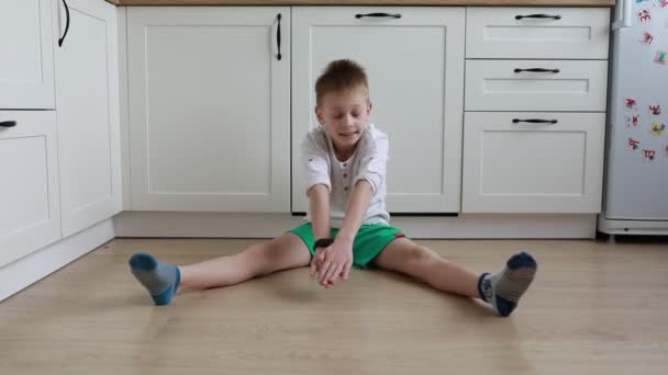 Ein Entschlossener Kleiner Junge Übt Seine Geteilte Strecke Auf Einem — Stockvideo