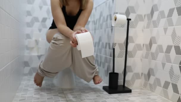 Жінка Сидить Туалеті Ванній Кімнаті Вона Використовує Туалет Призначенням Особистій — стокове відео