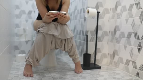 Een Jonge Volwassene Zit Een Toilet Een Stijlvolle Badkamer Met — Stockvideo