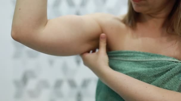 Kobiecie Pokazuje Się Jak Owija Się Ręcznik Wokół Ramienia Ten — Wideo stockowe