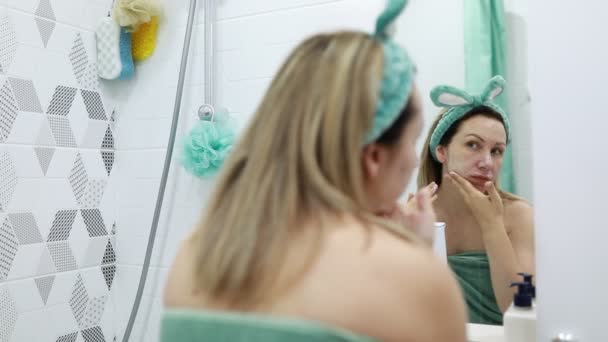Uma Mulher Fica Frente Espelho Escovando Dentes Ela Olha Para — Vídeo de Stock