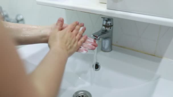 Close Van Een Kind Handen Als Grondig Wassen Met Water — Stockvideo