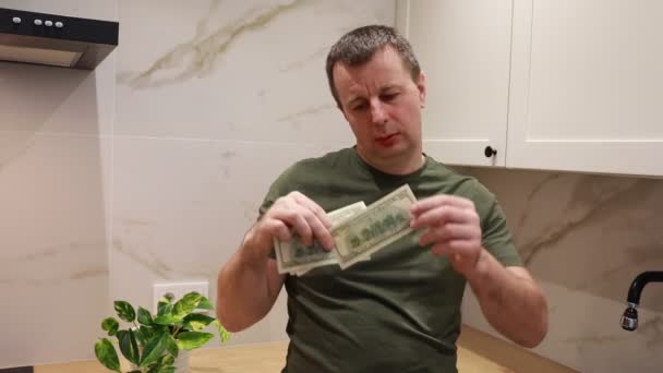 Mężczyzna Zielonej Koszuli Trzyma Rękach Dwa Banknoty Banknoty Wydają Się — Wideo stockowe